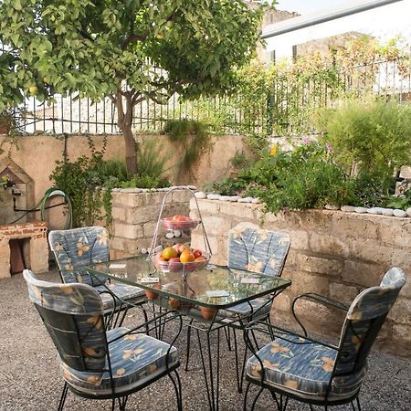 Maisonette With Garden In The Heart Of The Historical Kalamata Center Kültér fotó