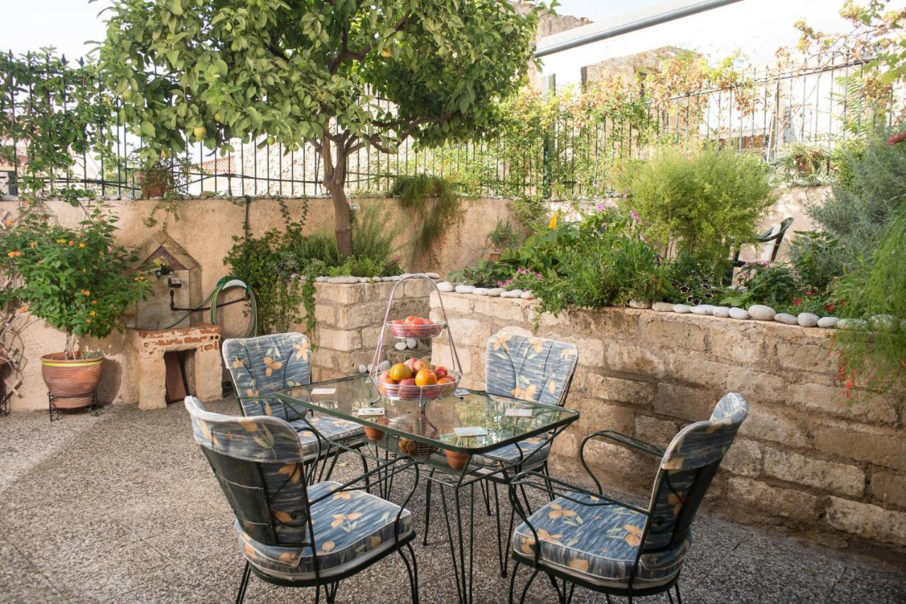 Maisonette With Garden In The Heart Of The Historical Kalamata Center Kültér fotó